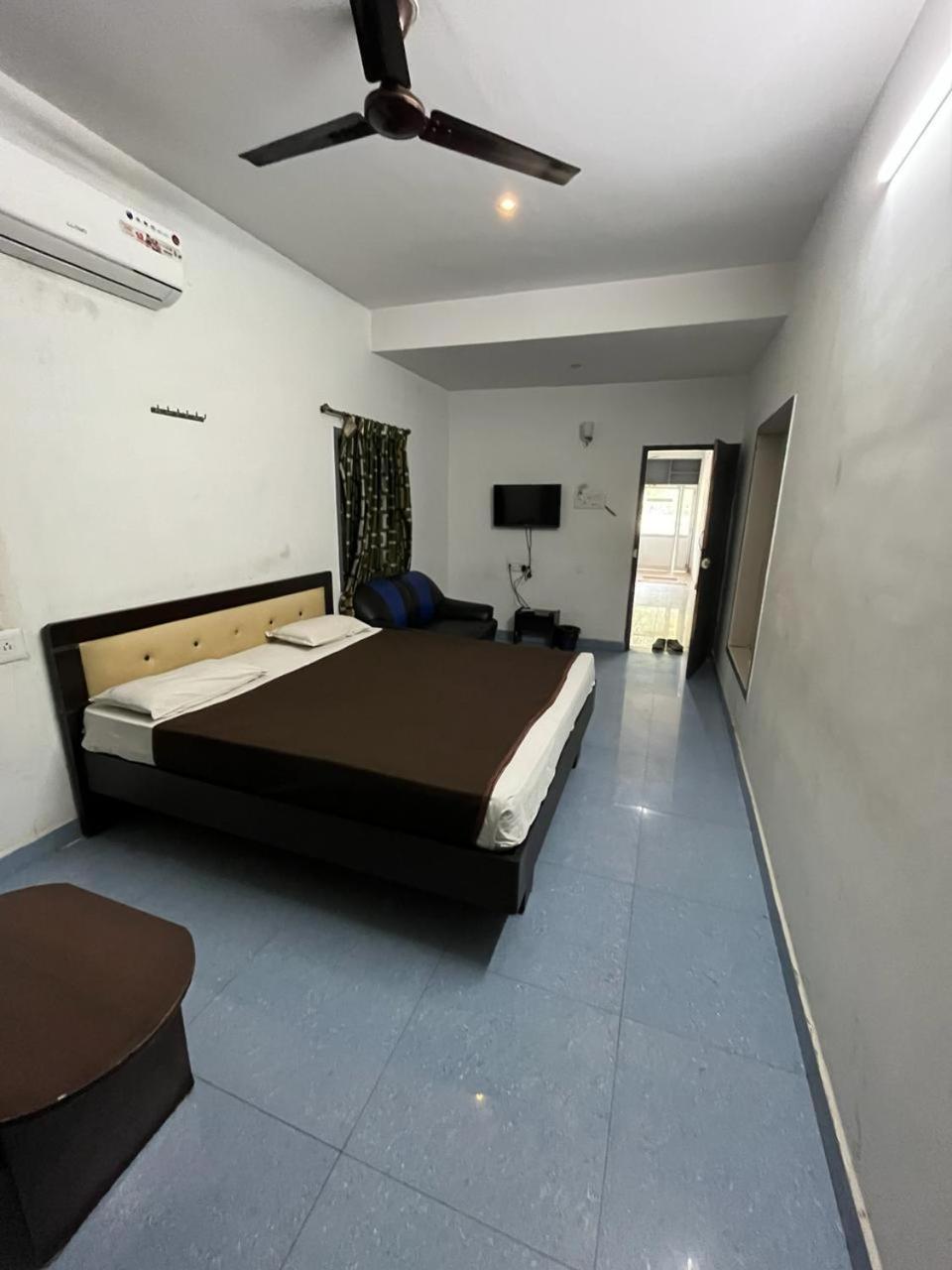 מדוראי The Alp Hotel מראה חיצוני תמונה